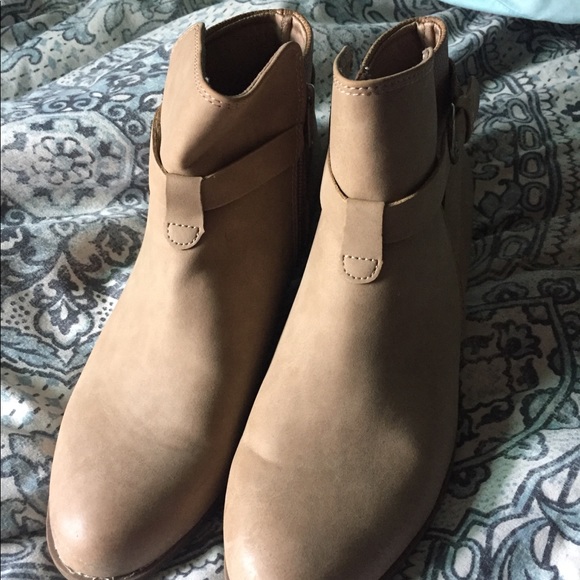 Boots - Picture 2 of 5